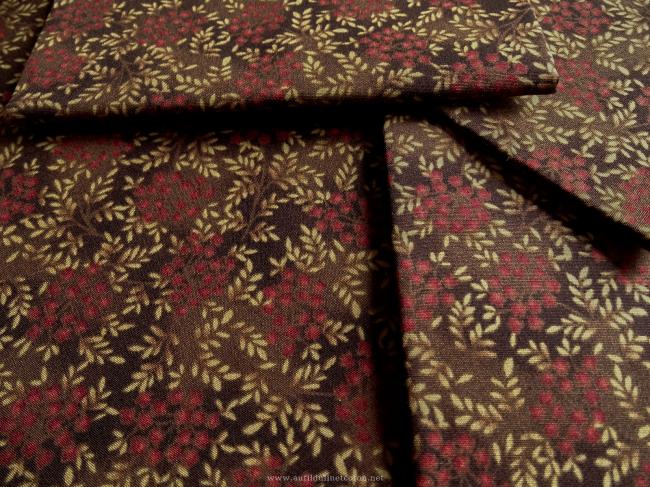 Coupon de coton à fond marron foncé avec motif de petites fleurs rouge rouille