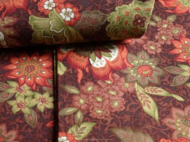 Coupon de coton à fond marron foncé avec motif de fleurs rouge rouille et sauge