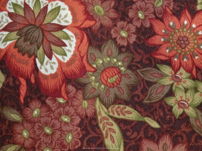 Coupon de coton à fond marron foncé avec motif de fleurs rouge rouille et sauge