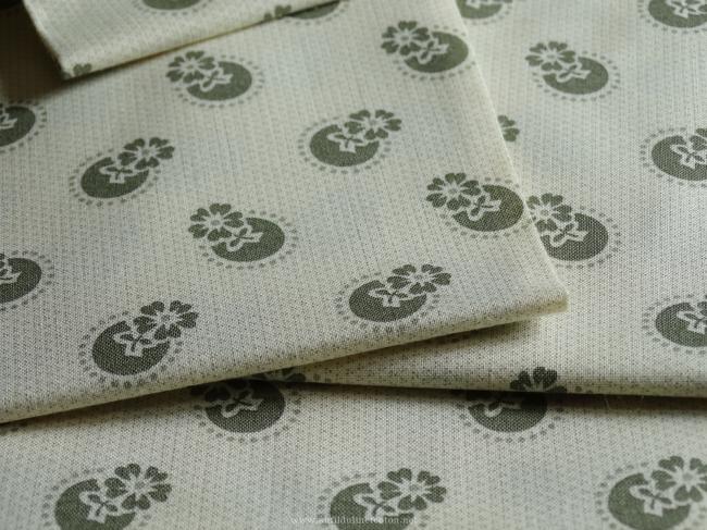 Coupon de coton à fond écru avec motif de fleurs stylisées vert kaki