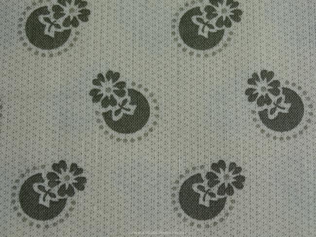 Coupon de coton à fond écru avec motif de fleurs stylisées vert kaki