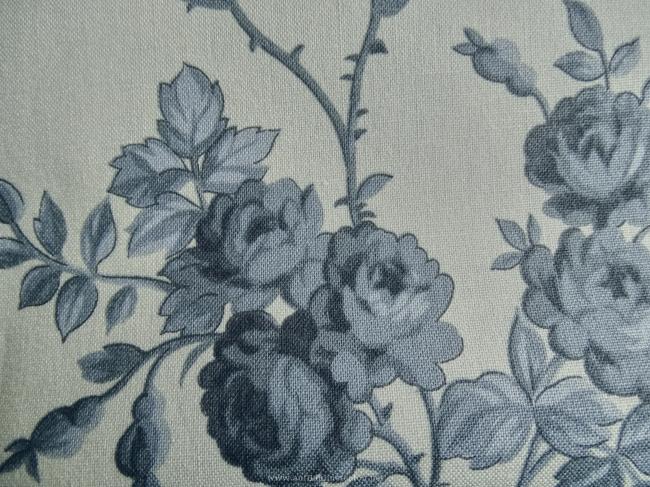 Coupon de coton à fond écru avec motif de roses couleur gris-encre de chine