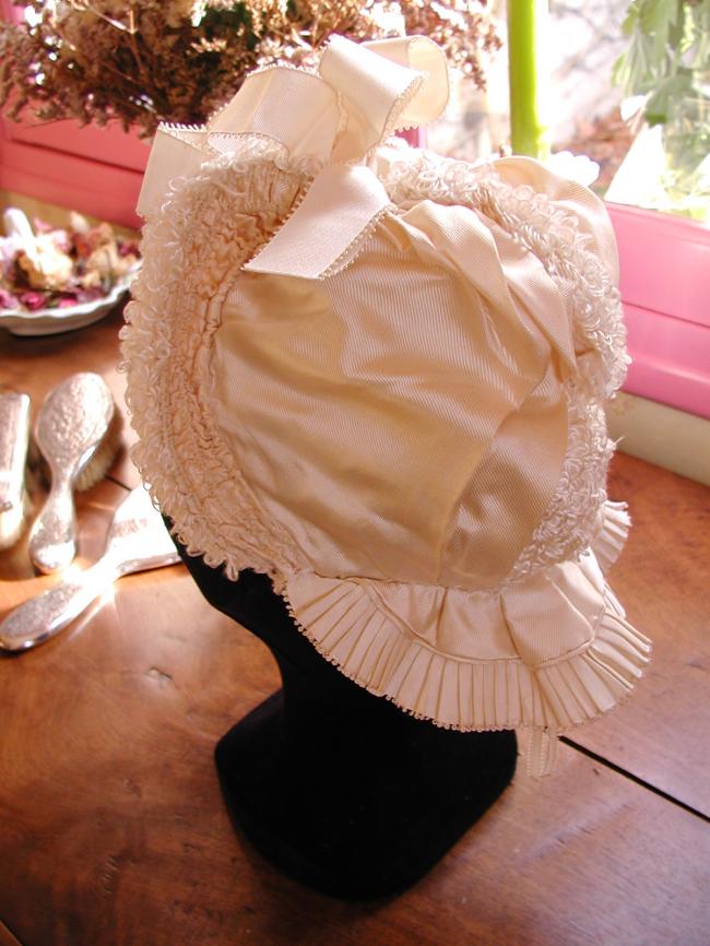 Exceptionnel chapeau de bébé en soie ivoire petits plis & bouclette de soie 1880