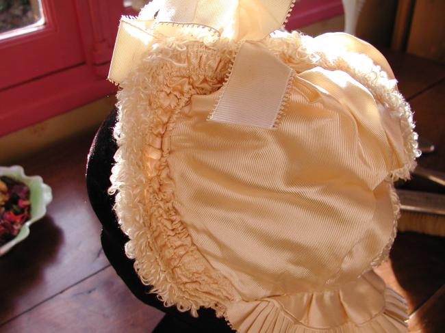 Exceptionnel chapeau de bébé en soie ivoire petits plis & bouclette de soie 1880