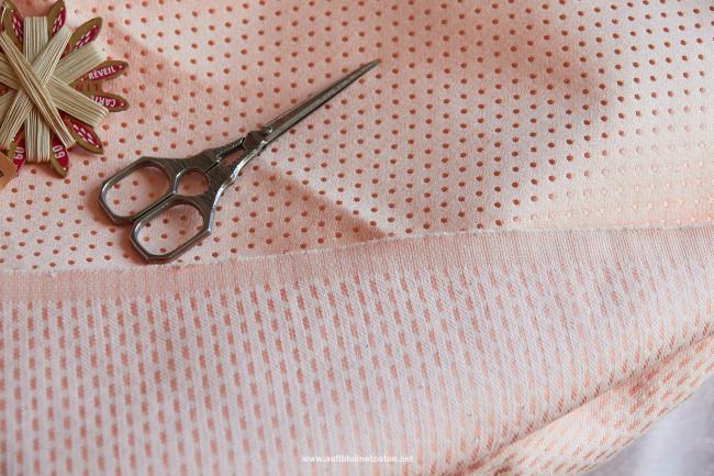 Ancien tissu coutil broché à corset à petits pois rose saumon 1940