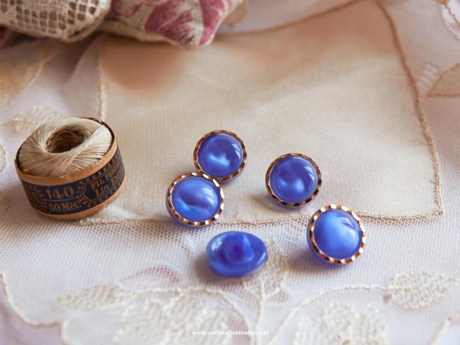 Magnifique bouton bombé en verre, bleu translucide et liseré d'or, 14mm