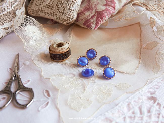 Magnifique bouton bombé en verre, bleu translucide et liseré d'or, 14mm