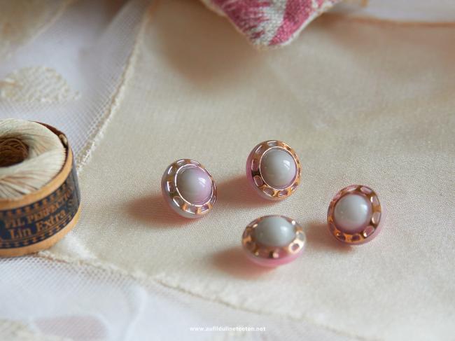 Magnifique petit bouton bombé en verre, gris & rose avec chaîne d'or, 11mm