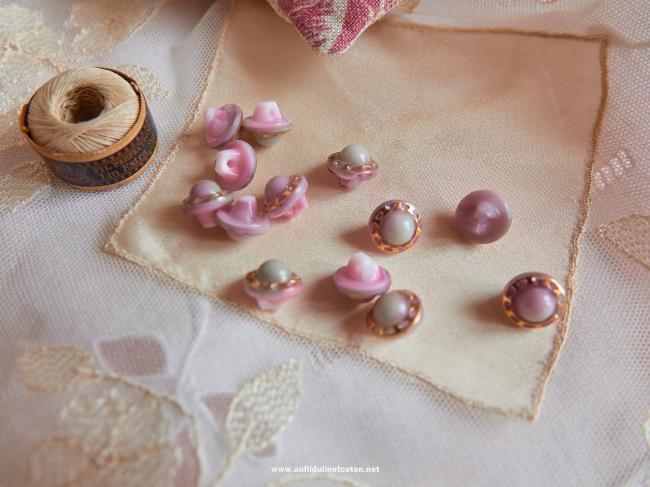 Magnifique petit bouton bombé en verre, gris & rose avec chaîne d'or, 11mm