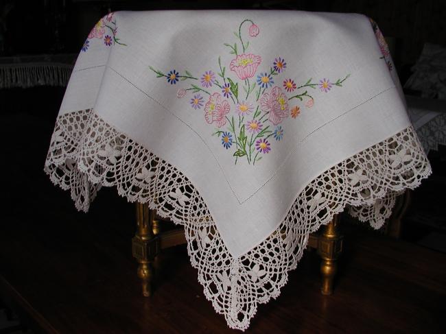 Superbe nappe brodée de cosmos et fleurs des champs, dentelle de Cluny.