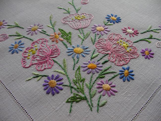 Superbe nappe brodée de cosmos et fleurs des champs, dentelle de Cluny.