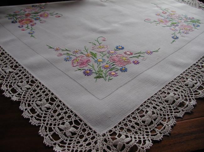 Superbe nappe brodée de cosmos et fleurs des champs, dentelle de Cluny.