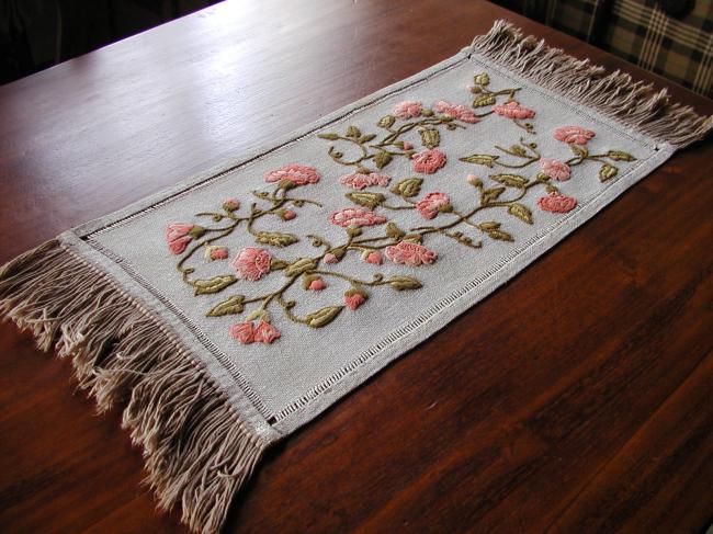 Très grâcieux tapis de table brodé de cosmos