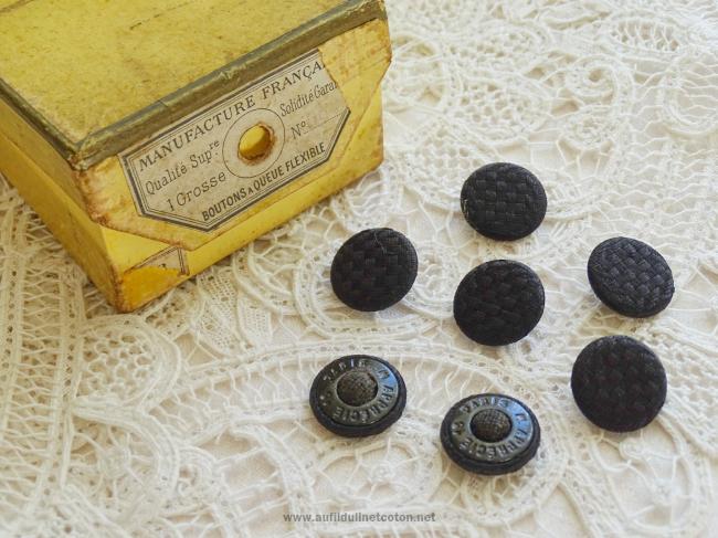 Ancien bouton à queue flexible recouvert de soie noire damier, 18mm, époque 1900