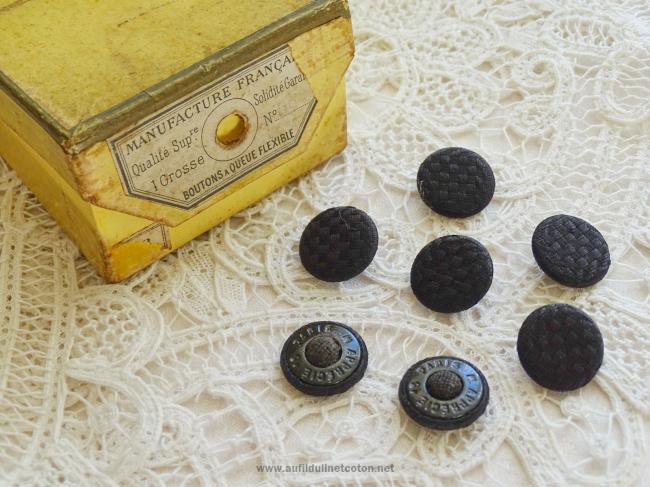 Ancien bouton à queue flexible recouvert de soie noire damier, 18mm, époque 1900