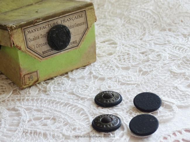 Ancien bouton à queue flexible recouvert de soie noire, 19mm, époque 1900