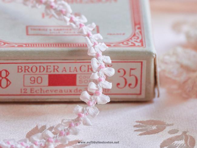 Superbe ruban rococo de Mokuba, blanc & rose (8 mm)