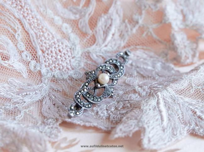 Belle broche en argent massif Art Déco, marcassite et perle naturelle
