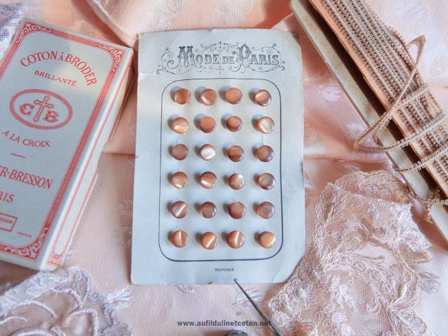 Très rare série de 24 boutons de poupée nacre & sur pied, caramel blond 1900
