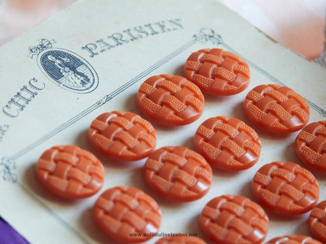 Carte de 24 grands boutons, effet tissé, orange foncé Le chic parisien 1930~