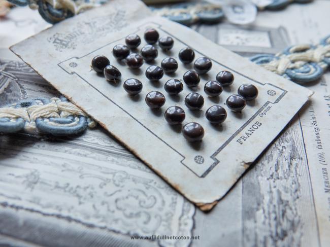 Rare carte de 24 petits boutons en nacre à grain de riz, marron 1890 Ø7mm