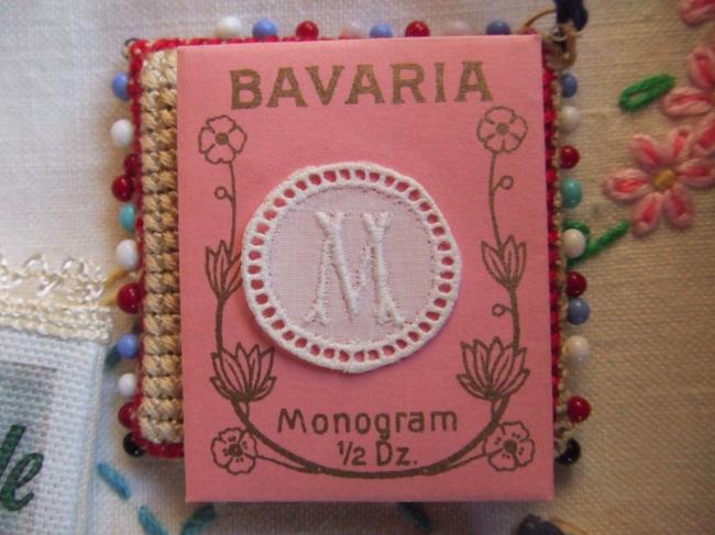 Adorable monogramme M dans un cartouche ajouré en fine batiste 1900-20