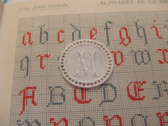 Adorable monogramme M dans un cartouche ajouré en fine batiste 1900-20