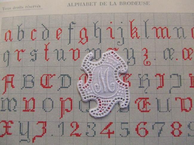 Fantastique monogramme M dans un cartouche ajouré en fine batiste 1900-20