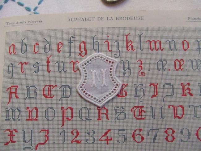 Adorable monogramme M dans un cartouche ajouré en fine batiste 1900-20