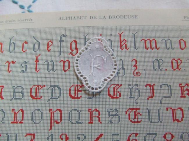 Merveilleux monogramme F dans un cartouche ajouré en fine batiste 1900-20