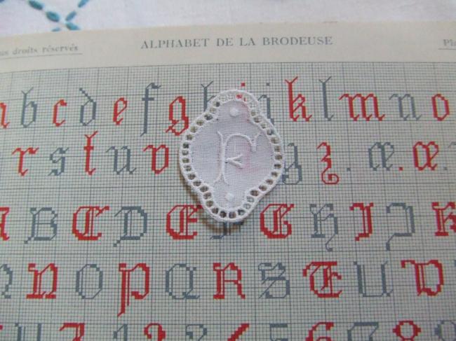 Merveilleux monogramme F dans un cartouche ajouré en fine batiste 1900-20