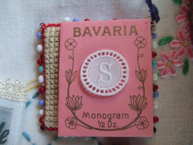 Merveilleux monogramme S dans un cartouche ajouré en fine batiste 1900-20