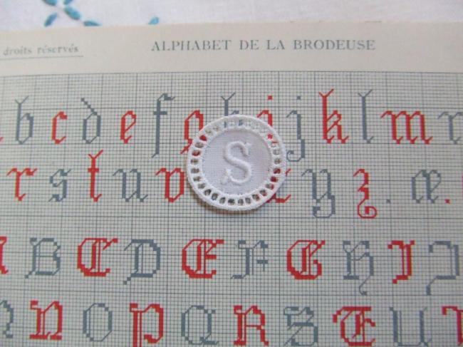 Merveilleux monogramme S dans un cartouche ajouré en fine batiste 1900-20