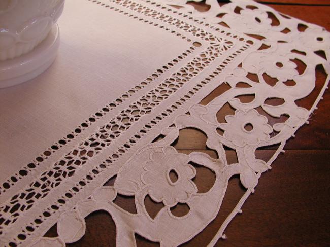 Marvellous table centre with Richelieu openwork of with flowers 1900