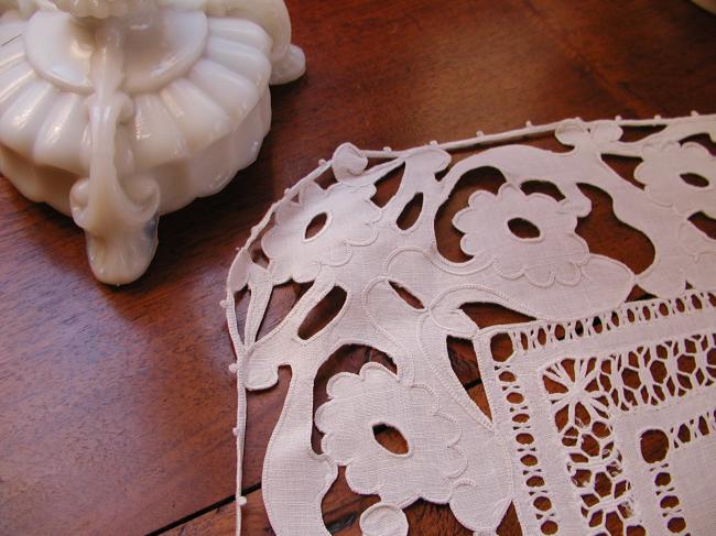 Marvellous table centre with Richelieu openwork of with flowers 1900