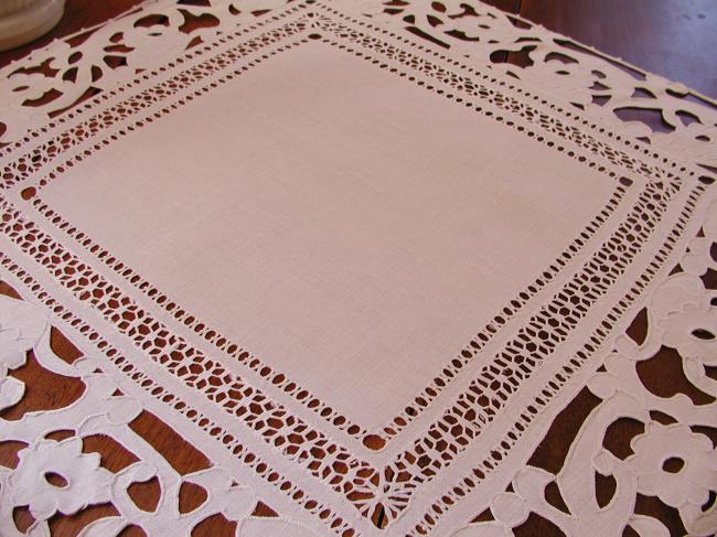 Marvellous table centre with Richelieu openwork of with flowers 1900