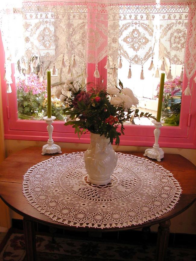Exceptional large round table centre in hand-made Irish guipure lace