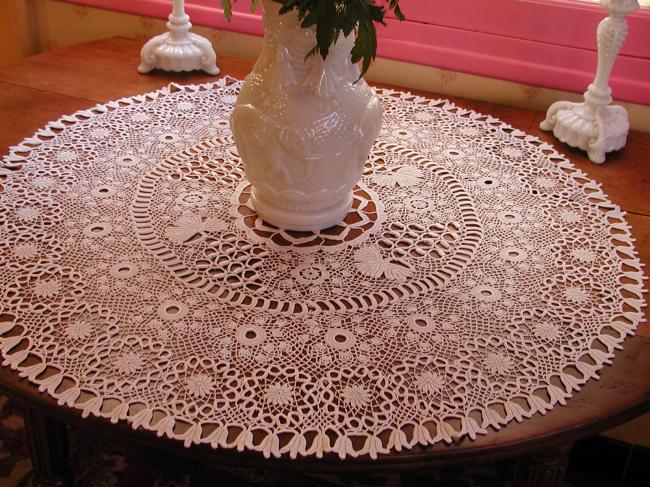 Exceptional large round table centre in hand-made Irish guipure lace