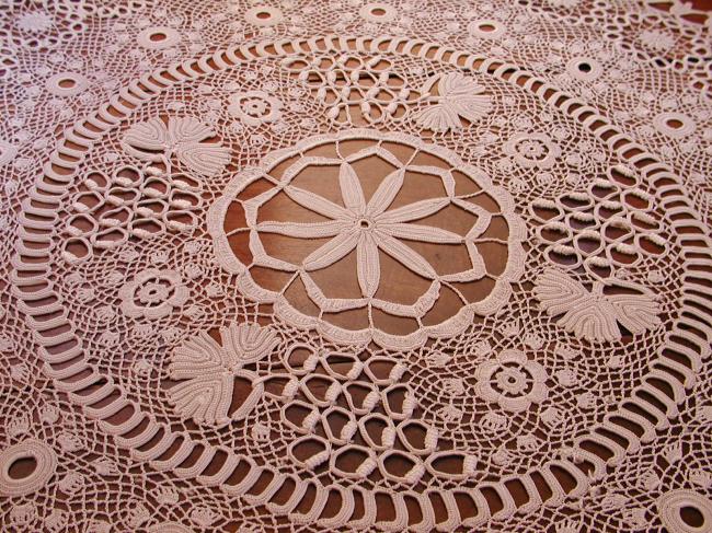 Exceptional large round table centre in hand-made Irish guipure lace