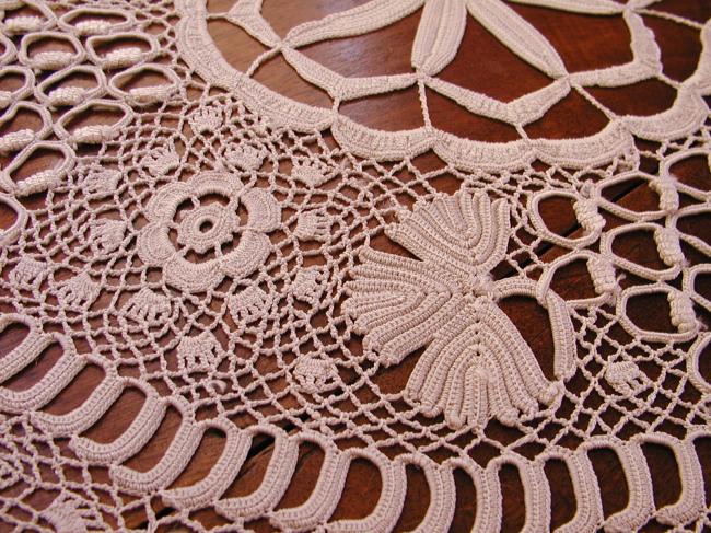 Exceptional large round table centre in hand-made Irish guipure lace