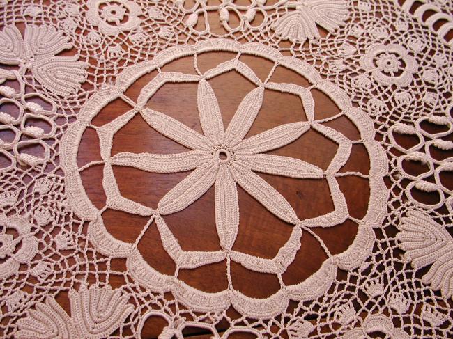 Exceptional large round table centre in hand-made Irish guipure lace