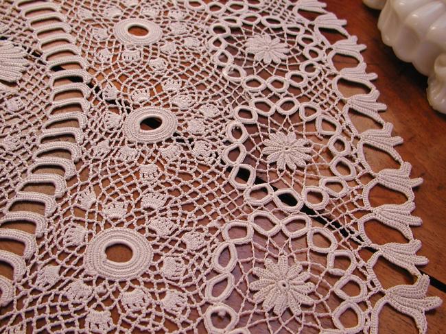 Exceptional large round table centre in hand-made Irish guipure lace