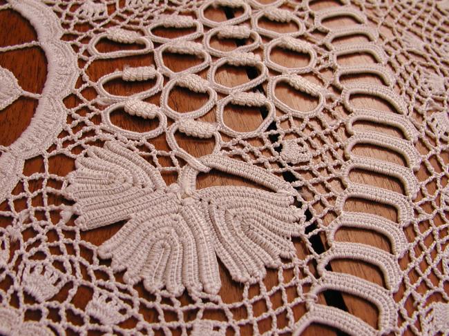Exceptional large round table centre in hand-made Irish guipure lace
