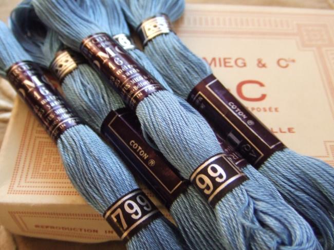 Echeveau coton à broder spécial DMC, n°16 bleu horizon (nuance n°799)