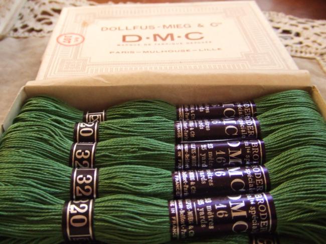 Echeveau coton à broder spécial DMC, n°16 vert fourgère (nuance n°320)