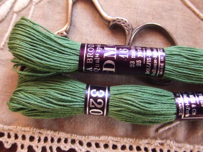 Echeveau coton à broder spécial DMC, n°16 vert fourgère (nuance n°320)