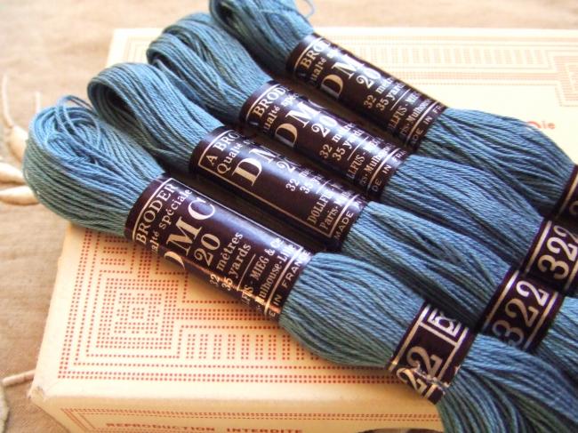 Echeveau coton à broder spécial DMC, n°20 Bleu de Delft (nuance n°322)