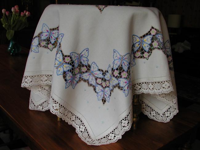 Coup de coeur pour cette magnifique nappe brodée de papillons à la Richelieu