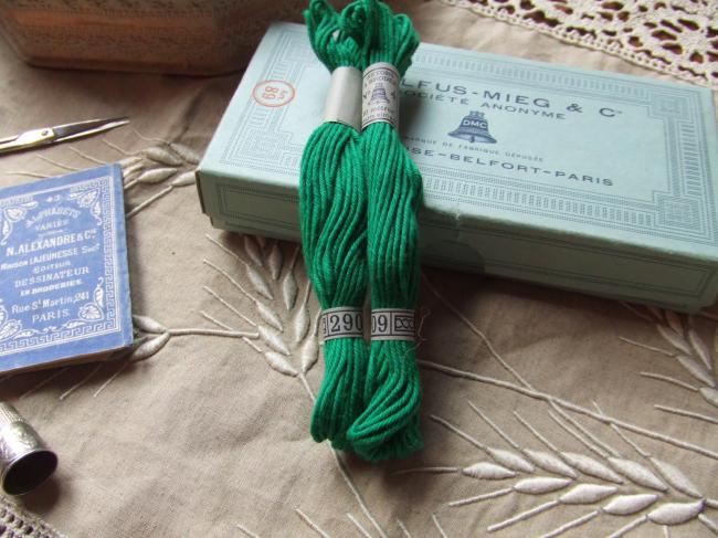 Echeveau coton retors à broder  DMC, n°4 vert noël (nuance n°2909)