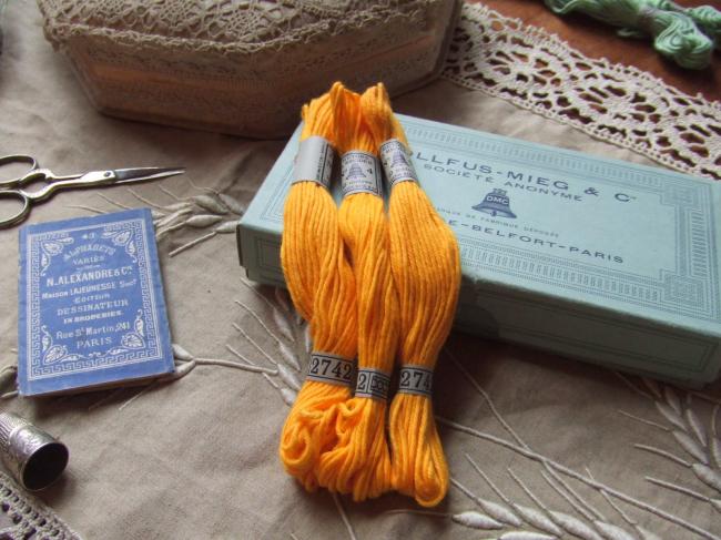 Echeveau coton retors à broder  DMC, n°4 jaune orange (nuance n°2742)